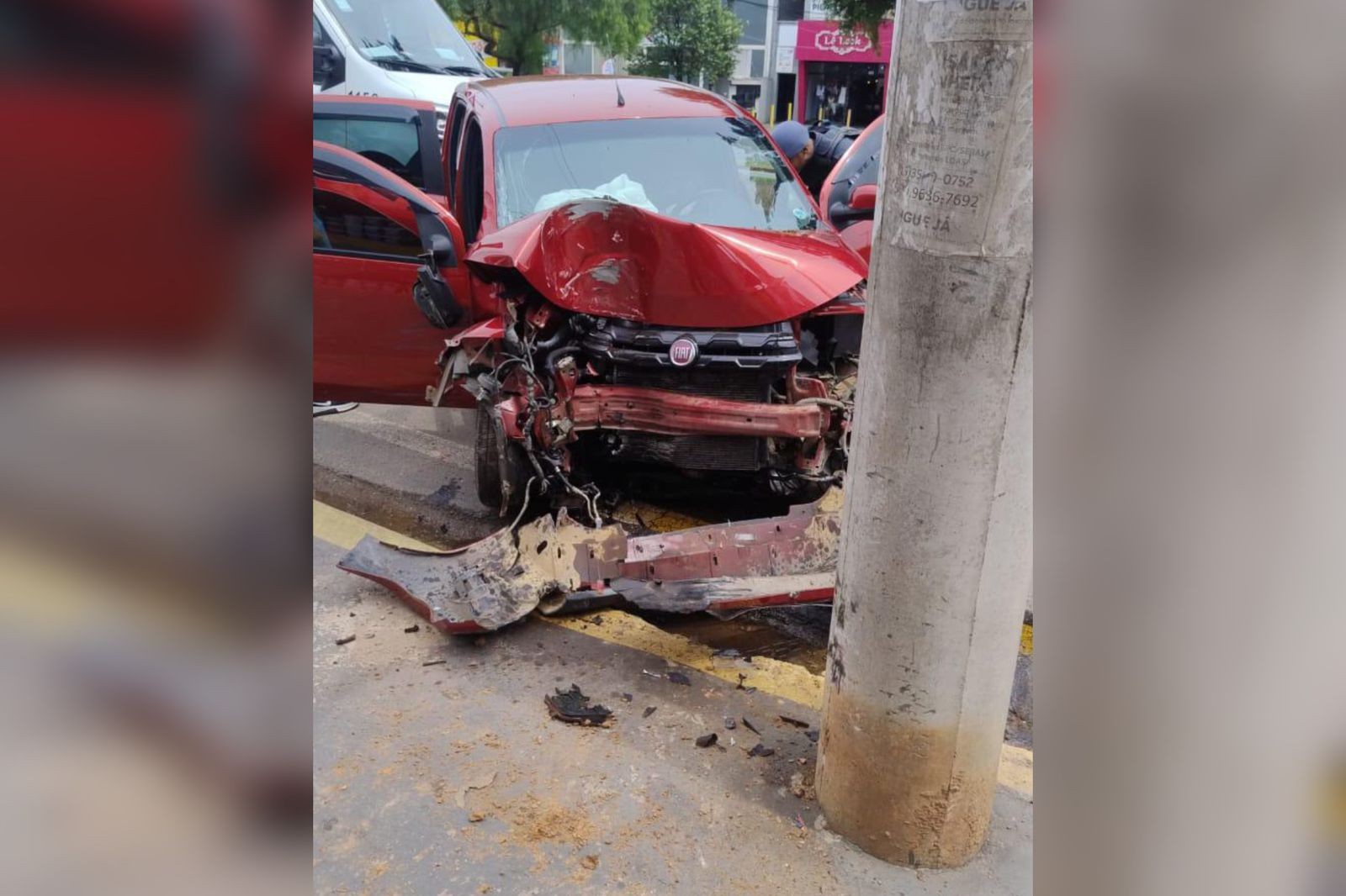 VÍDEO: idoso sofre mal súbito e bate carro contra poste em avenida de Sorocaba