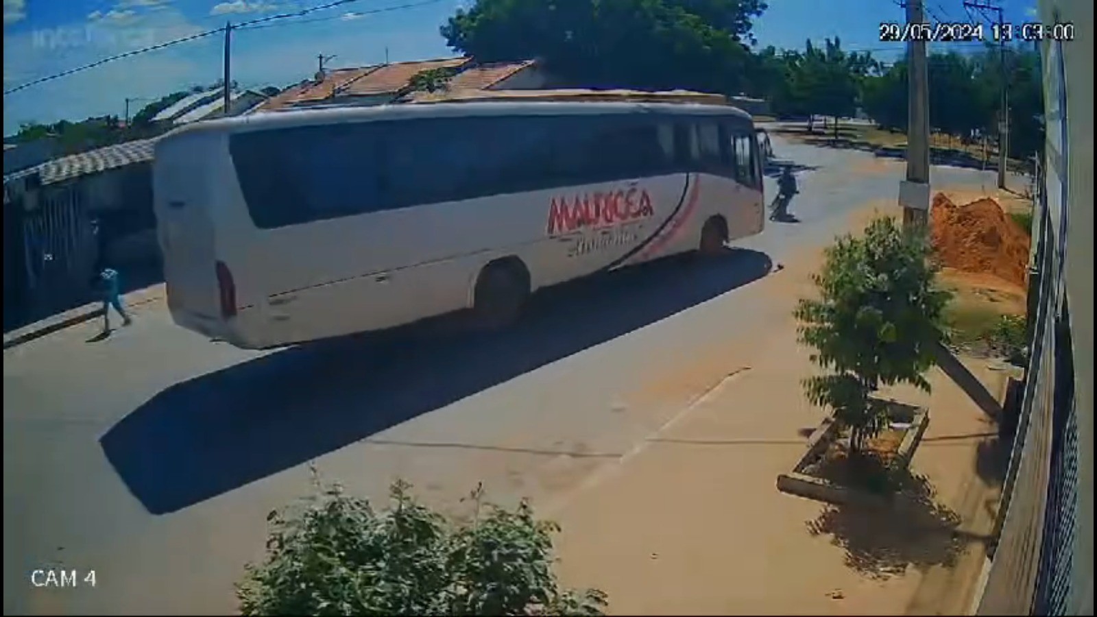 Vídeo mostra batida entre motociclista de 14 anos e ônibus no interior da Bahia