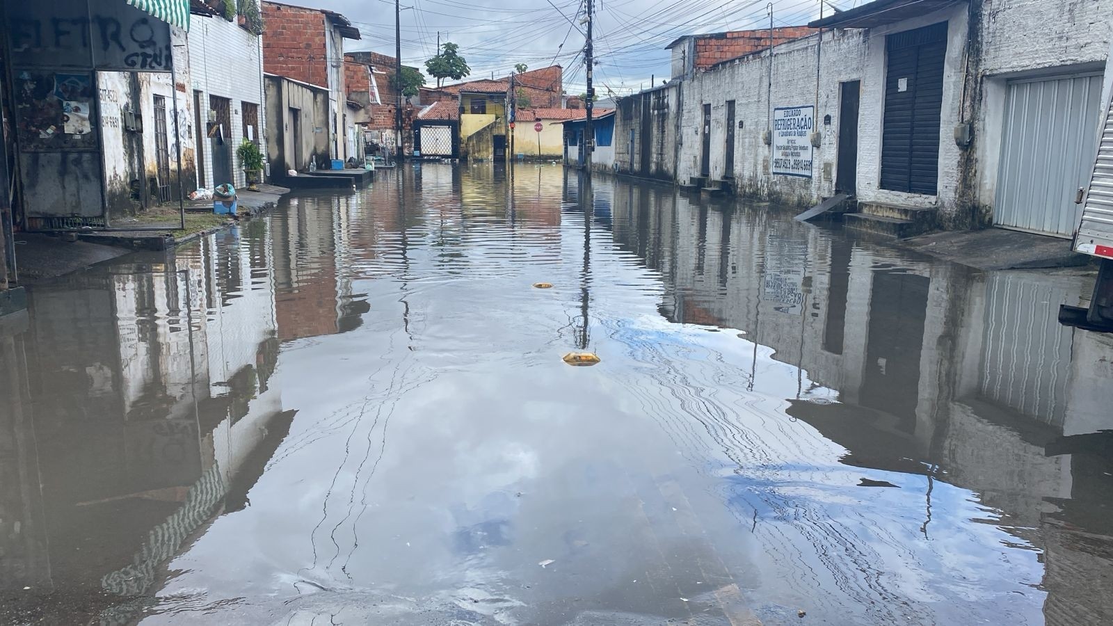Fortaleza registra alagamentos e trânsito lento após forte chuva; vídeo