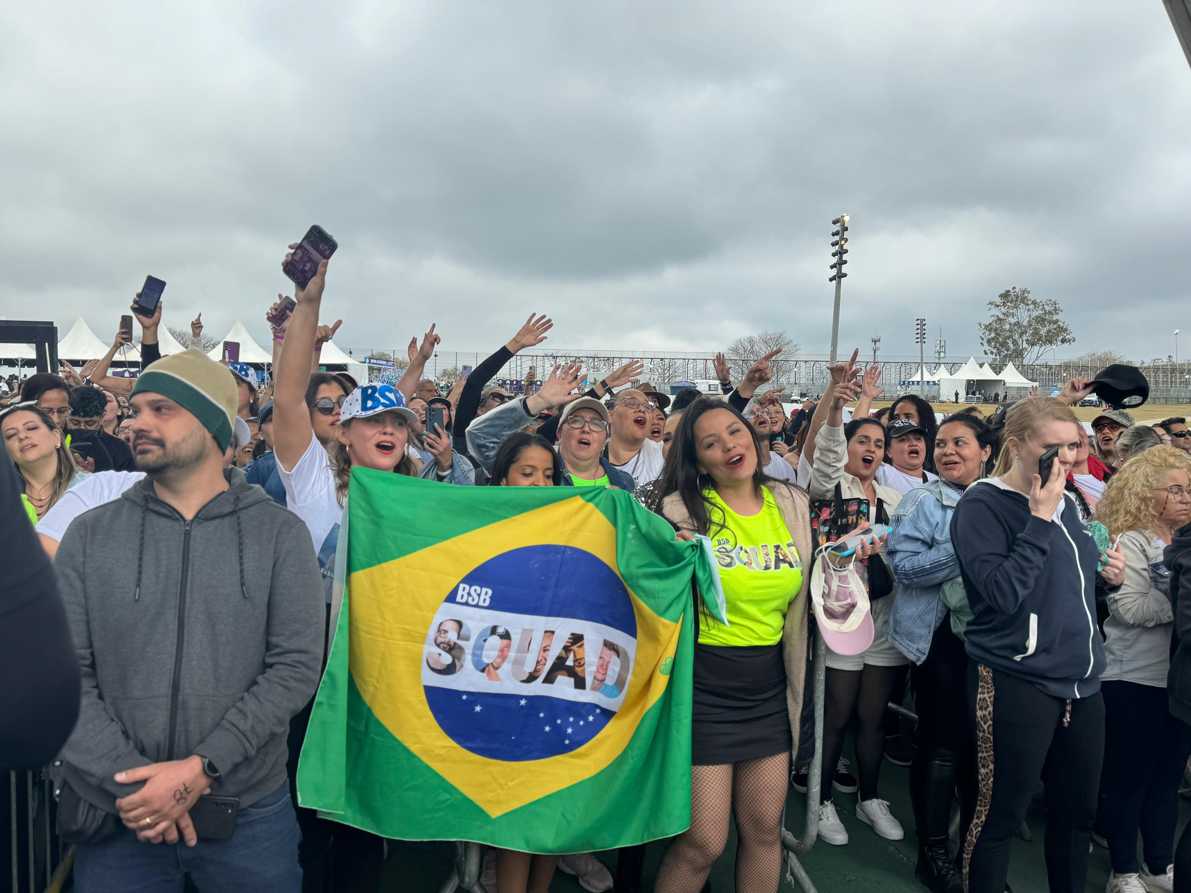 Fãs de Backstreet Boys cantam músicas da boy band na fila do The Town; vídeo