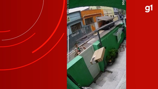 Entregador arremessa caixa com TV por cima de portão de casa e danifica aparelho