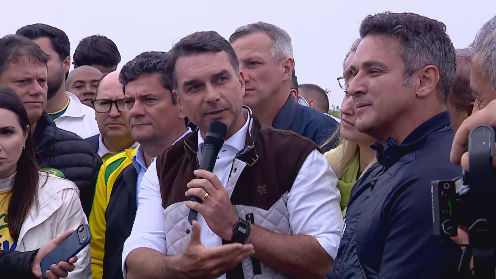 Flávio Bolsonaro promete 'retomar obras de proteção contra cheias' em visita ao RS