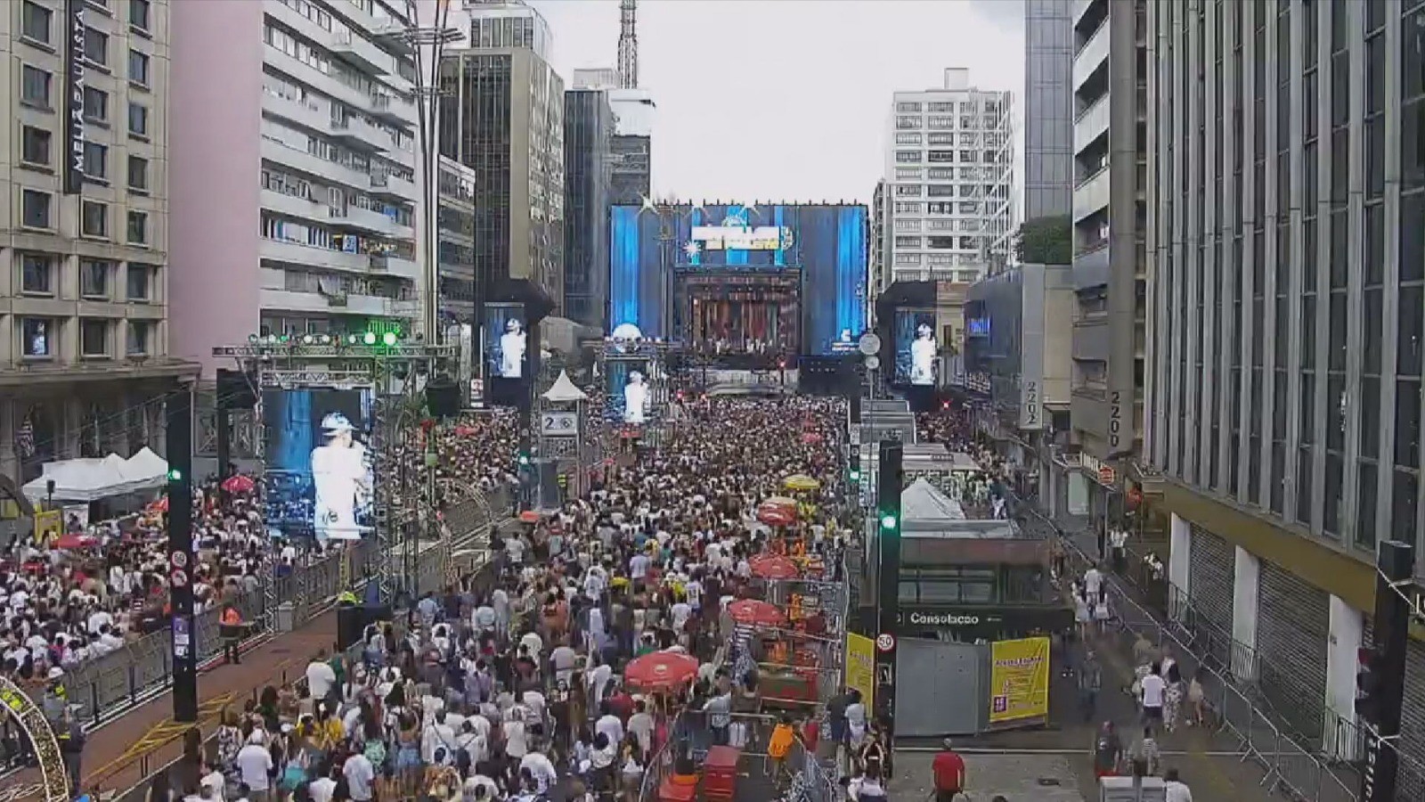 João Gomes sobe ao palco da Paulista e embala multidão no início da maratona de shows do Réveillon 2026