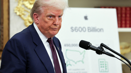 Trump anuncia tarifa de 100% sobre chips, mas falta de detalhes confunde empresas - Presidente dos EUA não afirmou quando a medida entrará em vigor e nem o seu alcance. Chips são essenciais em carros, celulares e eletrônicos; setor diz que preços poderão subir.