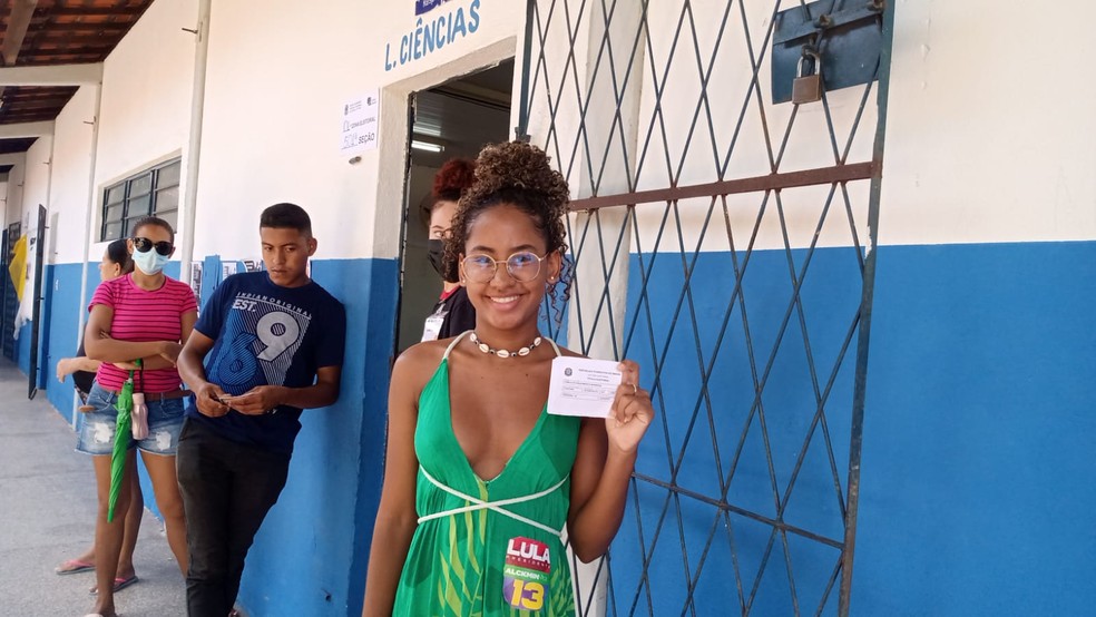 Camila do Nascimento, 18 anos, votando em Teresina - imagem de arquivo 2024 — Foto: Lívia Ferreira/g1 