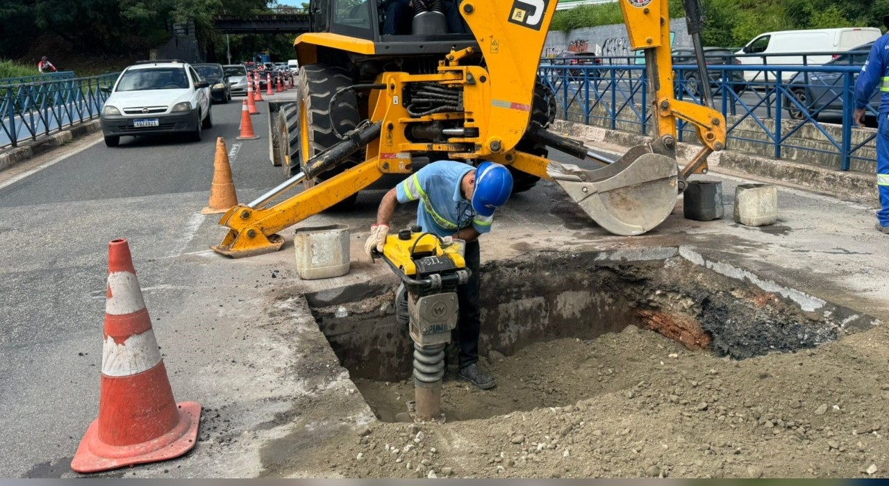 Asfalto afunda e interdita trecho da Avenida Dom Aguirre em Sorocaba