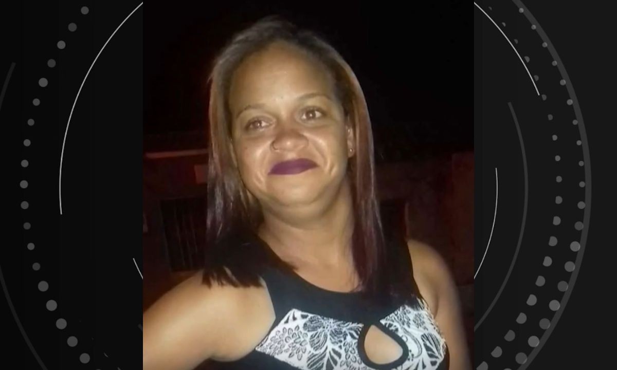Mulher recebe descarga elétrica e morre após mexer em tomada enquanto estava molhada na Bahia 