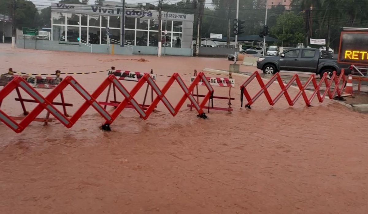 VÍDEO: avenida de Valinhos fica alagada após água de córrego subir de nível