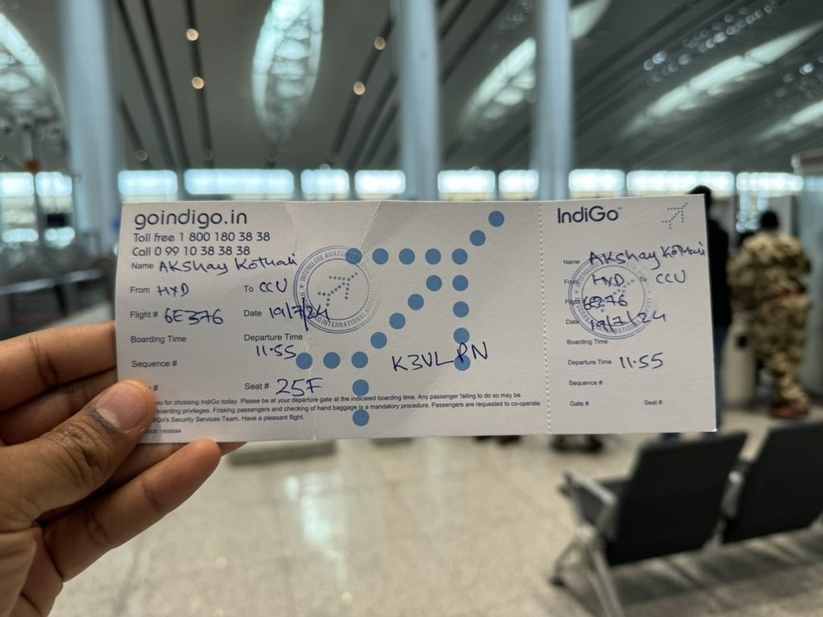 After electronic blackout, airport travelers display handwritten boarding passes: 'Thank you, Microsoft' | World