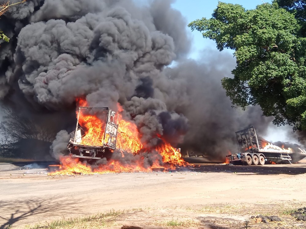 Carreta bitrem pega fogo e causa nuvem de fumaça preta em Frutal