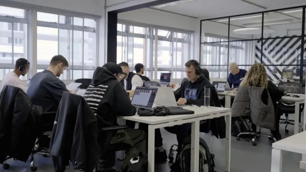 A gravadora Hospital Records está exigindo que a equipe trabalhe três dias por semana no escritório — Foto: BBC