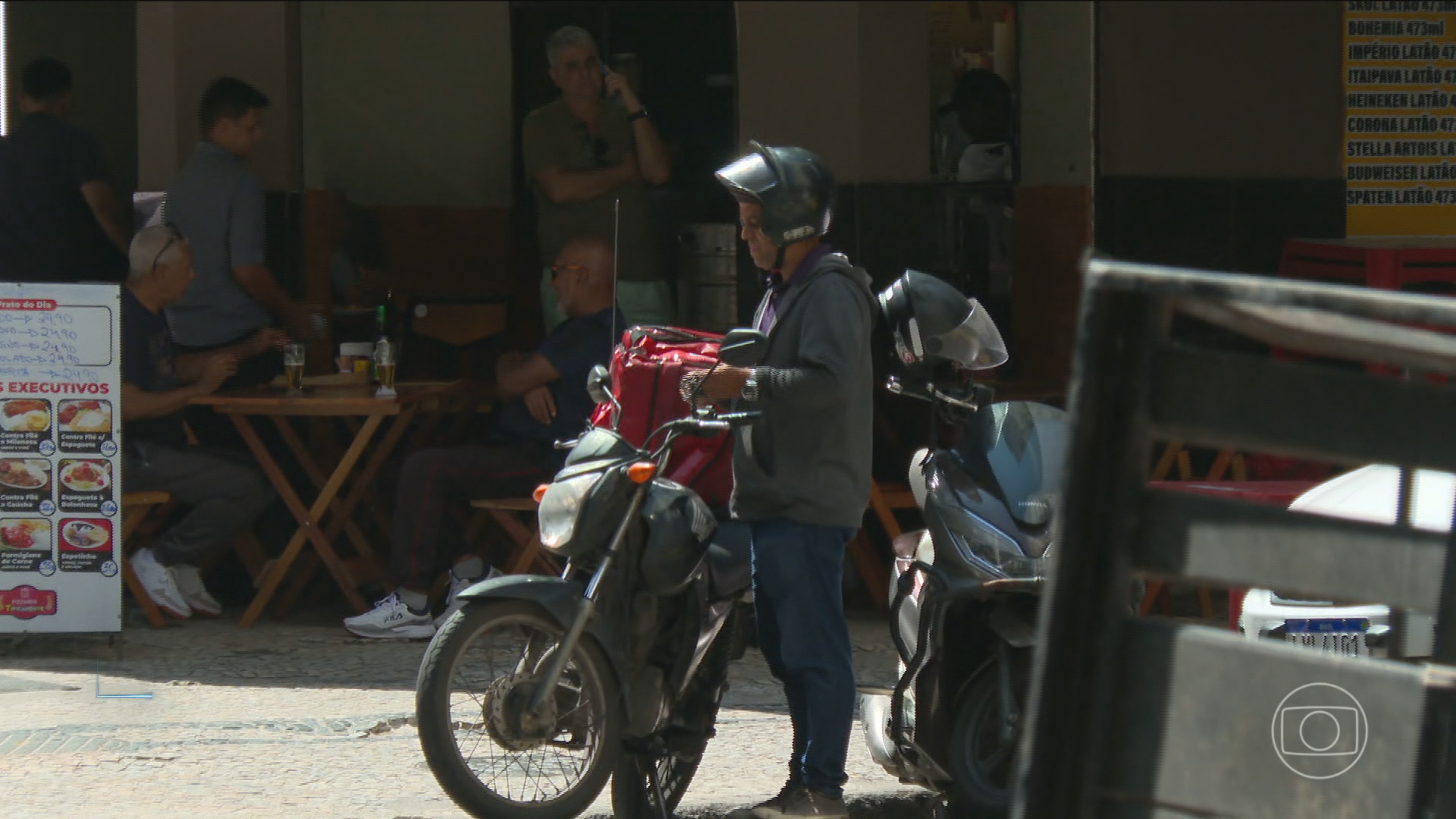 IBGE retrata brasileiros que trabalham com plataformas digitais e aplicativos de serviços