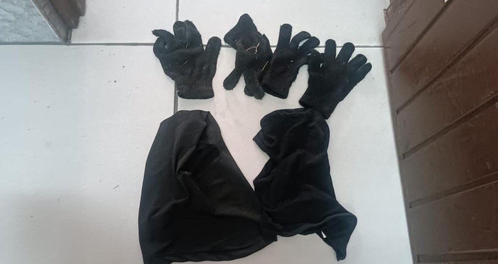 Acessórios utilizados pelos suspeitos foram apreendidos — Foto: Divulgação/Polícia Militar