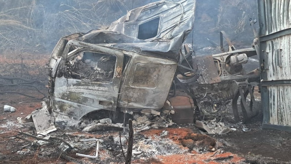 Caminhão foi destruído pelo fogo  — Foto: Polícia Militar Rodoviária/Divulgação
