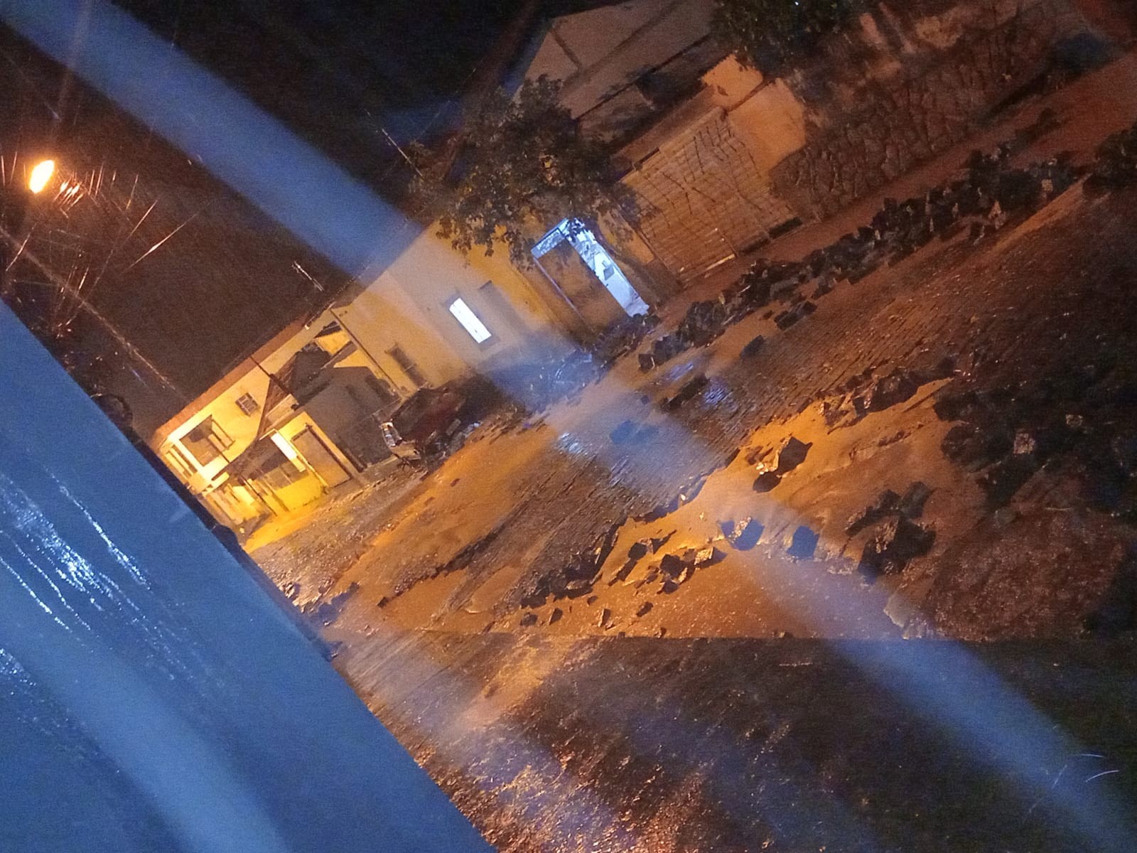 Chuva forte provoca alagamentos em Jaguarembé, distrito de Itaocara