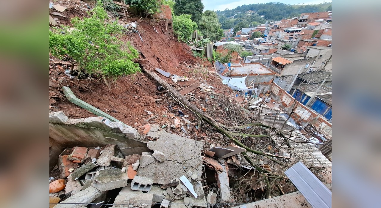 VÍDEO: imagens de drone mostram estragos causados pela chuva após deslizamento em Várzea Paulista