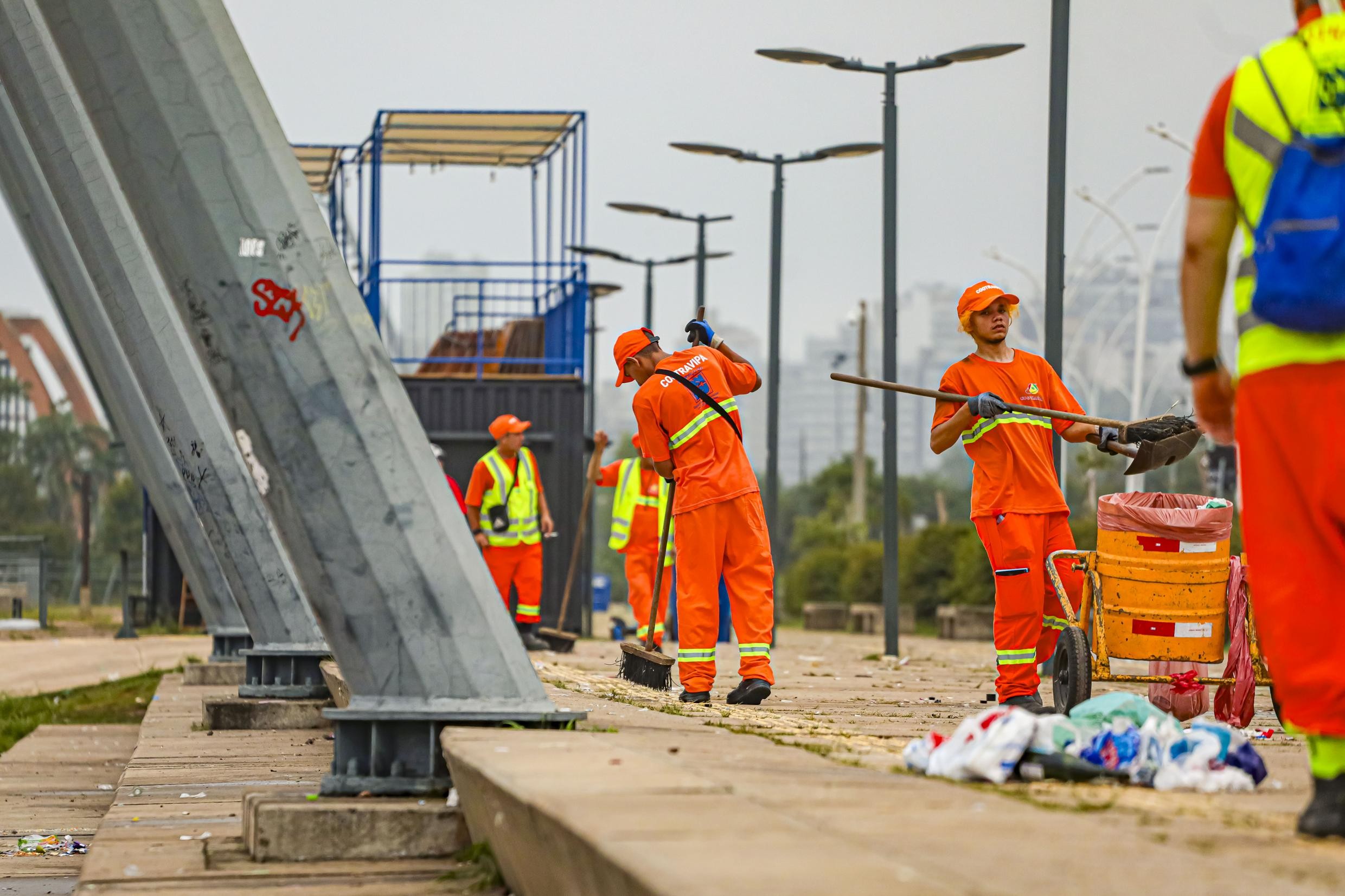 Cinco toneladas de lixo são recolhidas na Orla do Guaíba após festa da virada em Porto Alegre