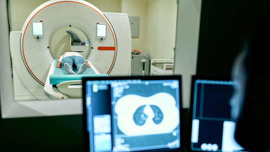 Pacientes do SUS esperam, em média, mais de um mês além do prazo para diagnóstico e tratamento do câncer - Pacientes levam em média 50 dias para confirmar a doença e 75 para começar a tratar; lei prevê 30 e 60 dias. Norte e Nordeste concentram os maiores atrasos.