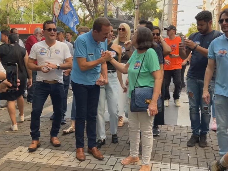 Candidato à Prefeitura de Rio Preto, Itamar Borges caminha pelo Centro e conversa com eleitores e comerciantes da região do calçadão 