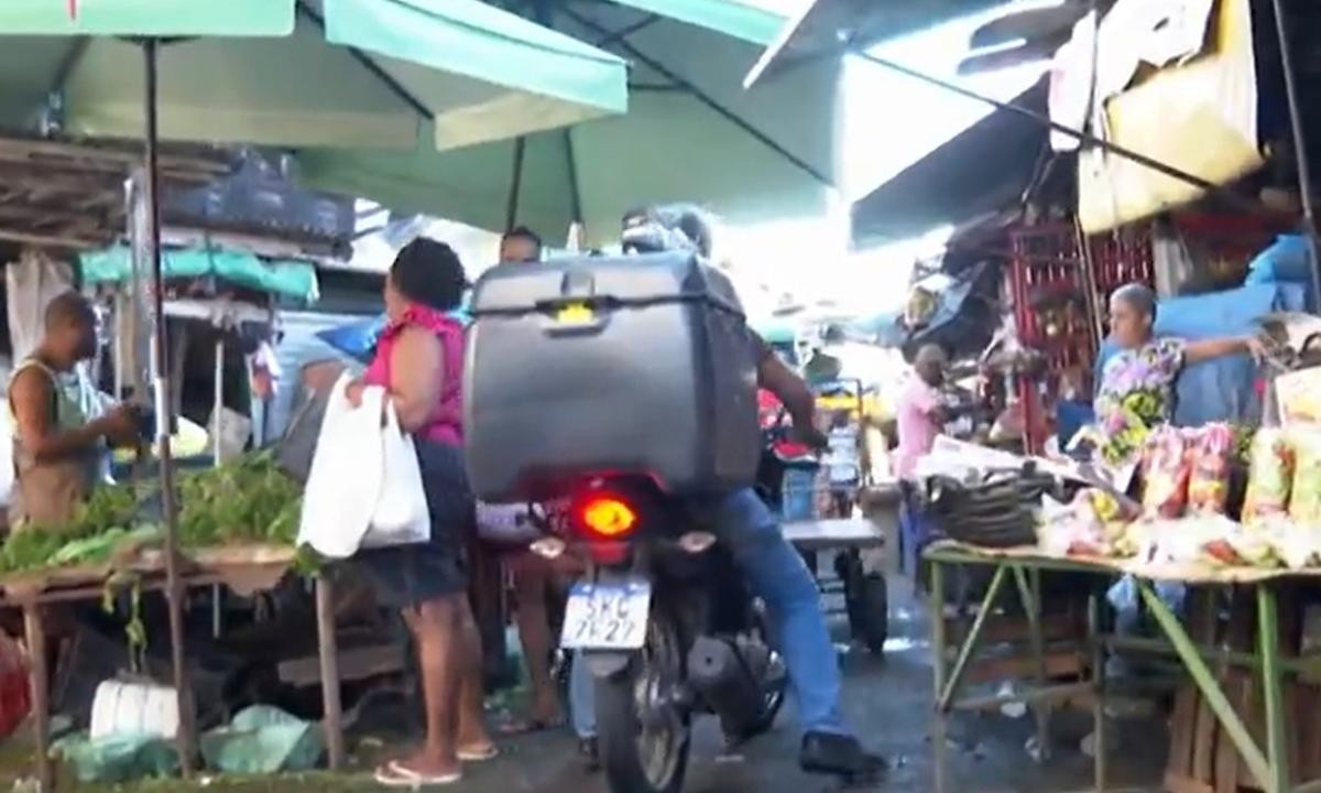 Clientes e trabalhadores denunciam circulação de motos na Feira de São Joaquim, em Salvador 