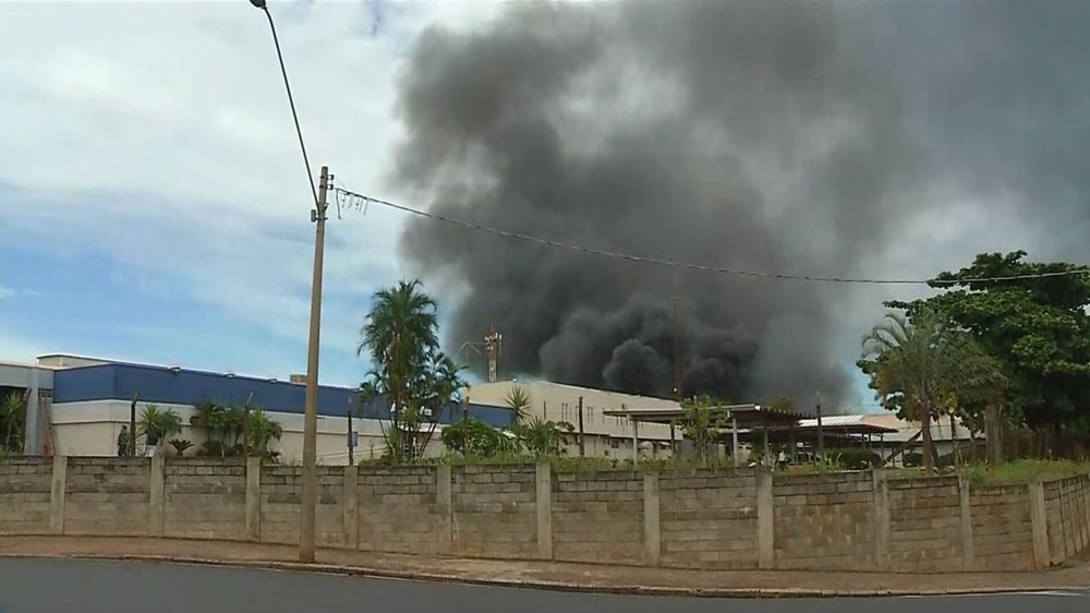 Incêndio de grandes proporções atinge galpão de fábrica de espumas em Rio Preto - SP
