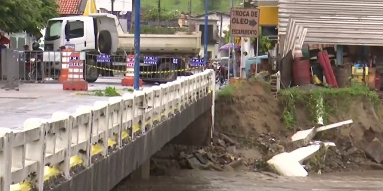 Chuvas na Paraíba: rio transborda,  ponte é danificada e moradores ficam ilhados em Ingá 