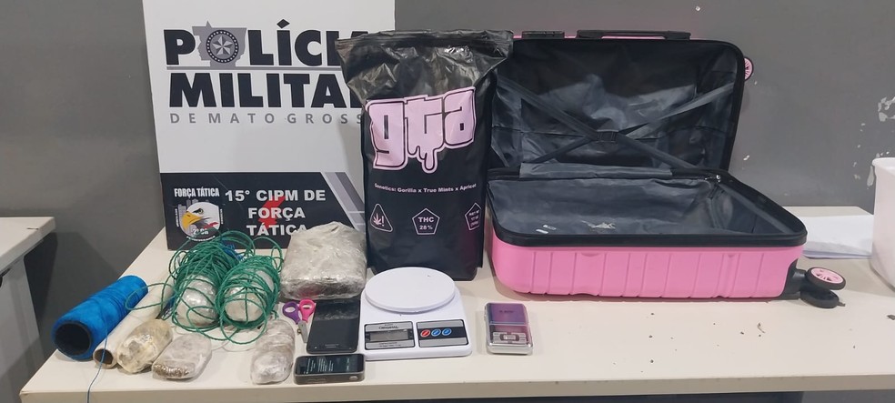 Policiais apreenderam tabletes e porções de substância análoga à maconha, além de materiais utilizados para o preparo do entorpecente — Foto: Reprodução
