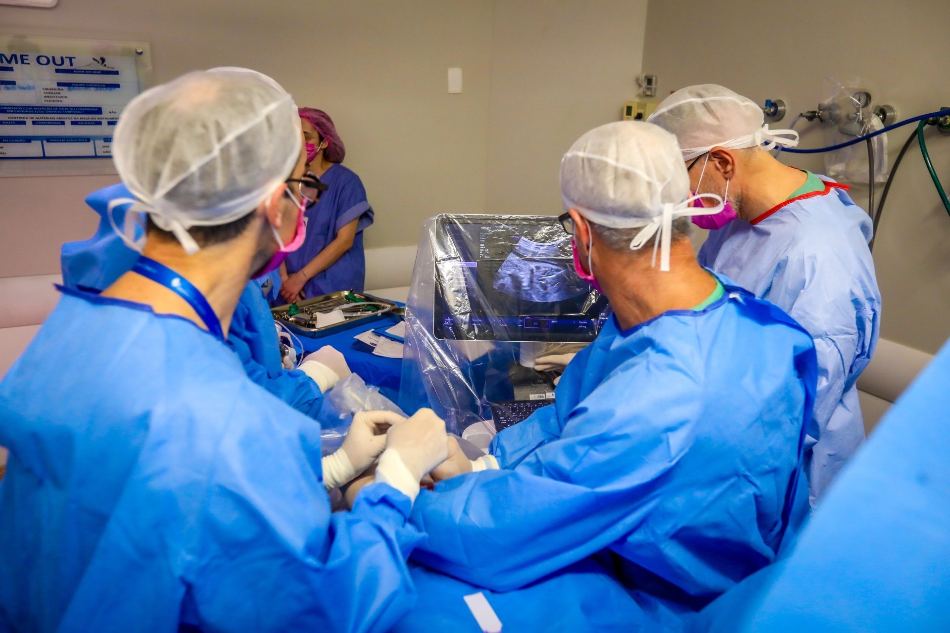 VÍDEO: Médicos operam coração de feto com 29 semanas dentro da barriga da mãe em hospital do RS