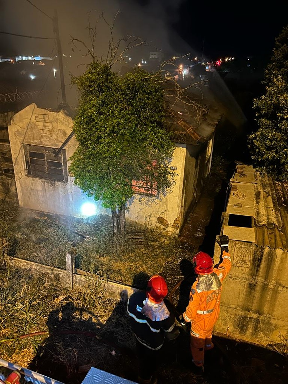 Casa ap&oacute;s chamas serem apagadas. &mdash; Foto: Corpo de Bombeiros/Divulga&ccedil;&atilde;o