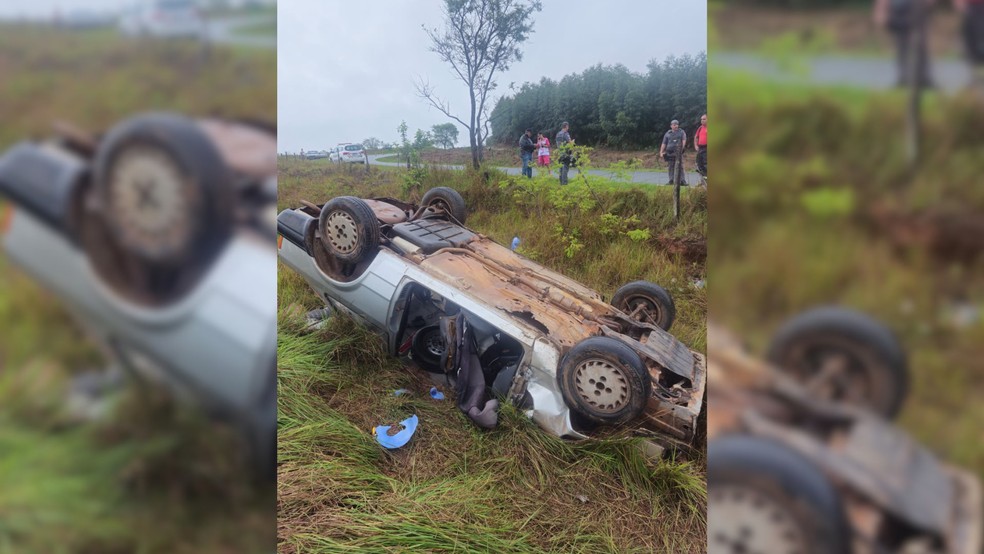 2 de 2
Um idoso de 76 anos ficou ferido na manh&atilde; deste domingo (25) ap&oacute;s o ve&iacute;culo que dirigia capotar na estrada vicinal de Mar&iacute;lia &mdash; Foto: Corpo de Bombeiros/Divulga&ccedil;&atilde;o
