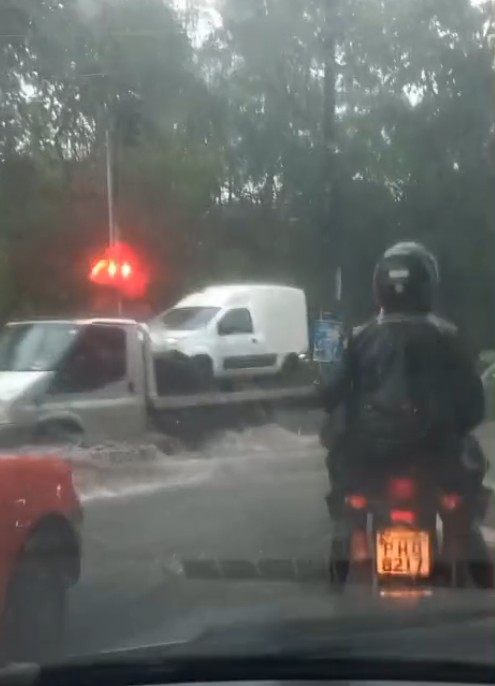 VÍDEO: Chuva causa alagamentos invade teto de terminal de ônibus e deixa bairros sem energia em Manaus