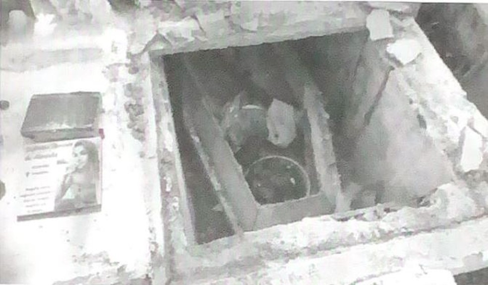 Foto feita pela perícia que mostra o túmulo violado  — Foto: Reprodução 