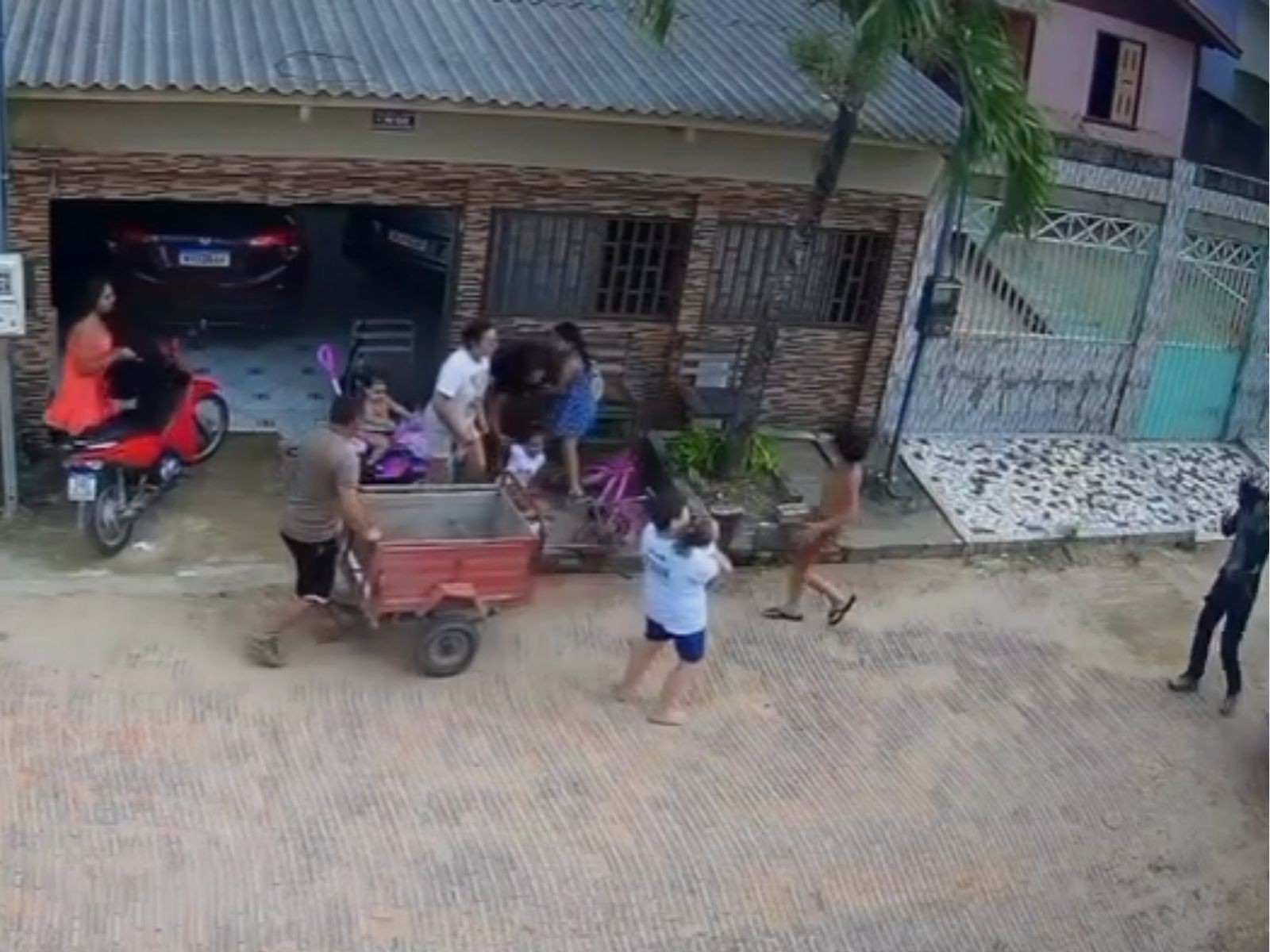 VÍDEO: Carroça se desprende de moto e atinge três crianças em cidade do AC