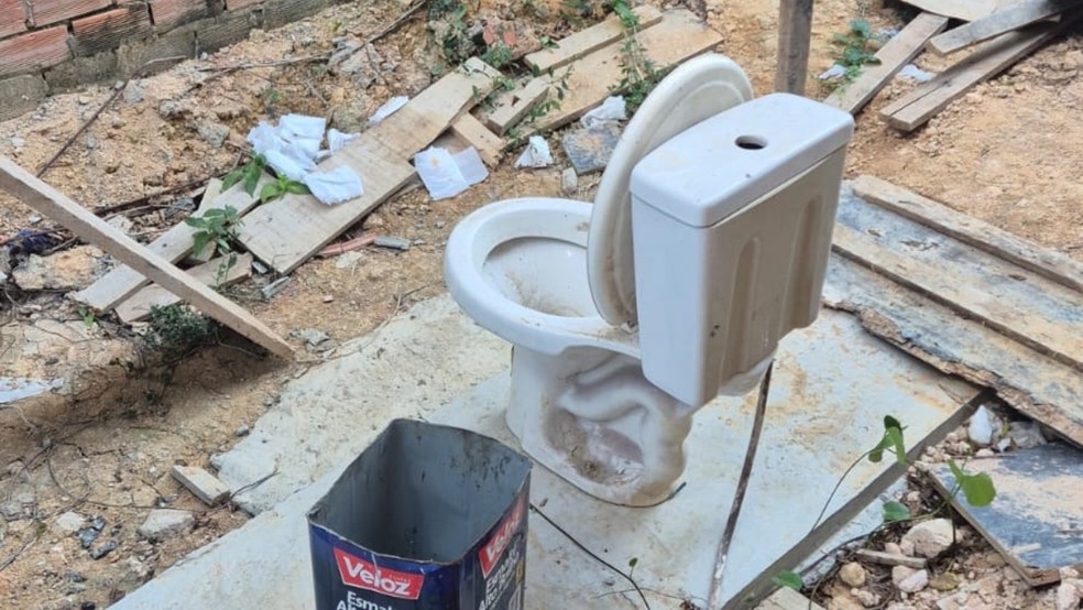 Único vaso sanitário ficava a céu aberto, sem paredes e cobertura, em obra onde 16 trabalhadores foram resgatados de condições análogas à escravidão em Manaus Foto — Foto: Auditoria-Fiscal do Trabalho (SIT/MTE)