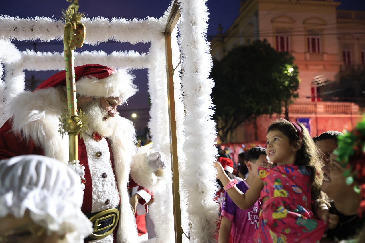 Abertura da temporada natalina em Manaus tem iluminação de árvore e chegada do Papai Noel no Largo de São Sebastião