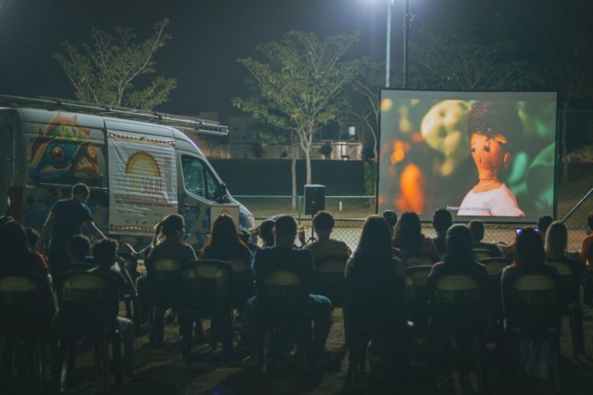 Cinema movido a energia solar chega à Baixada Santista com sessões gratuitas e pipoca 