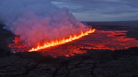 Vulcão na Islândia entra em erupção pela 12ª vez desde 2021 e turistas são evacuados de resort