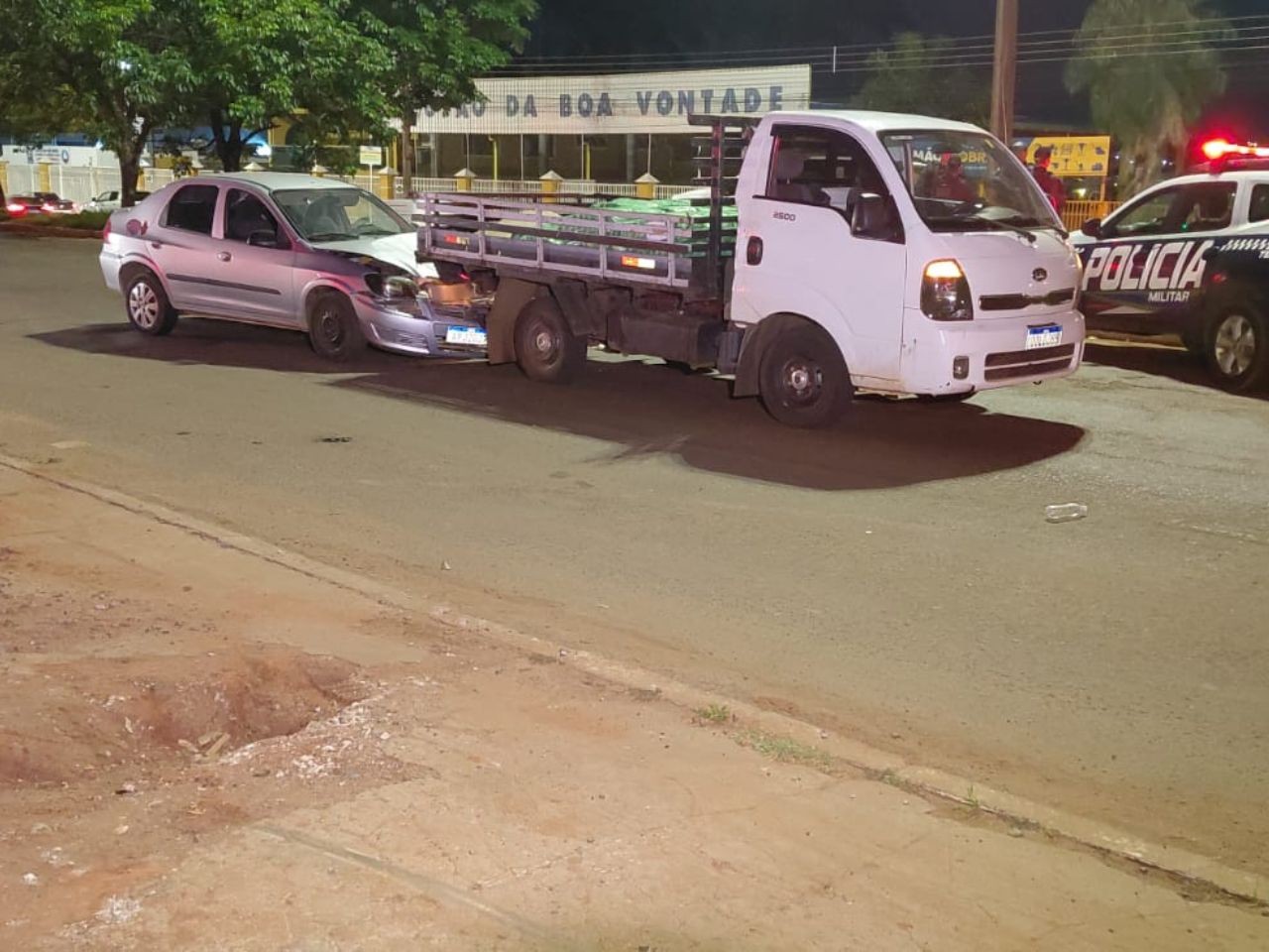 Motociclista para no semáforo e morre prensada entre carro e caminhão em avenida de Campo Grande