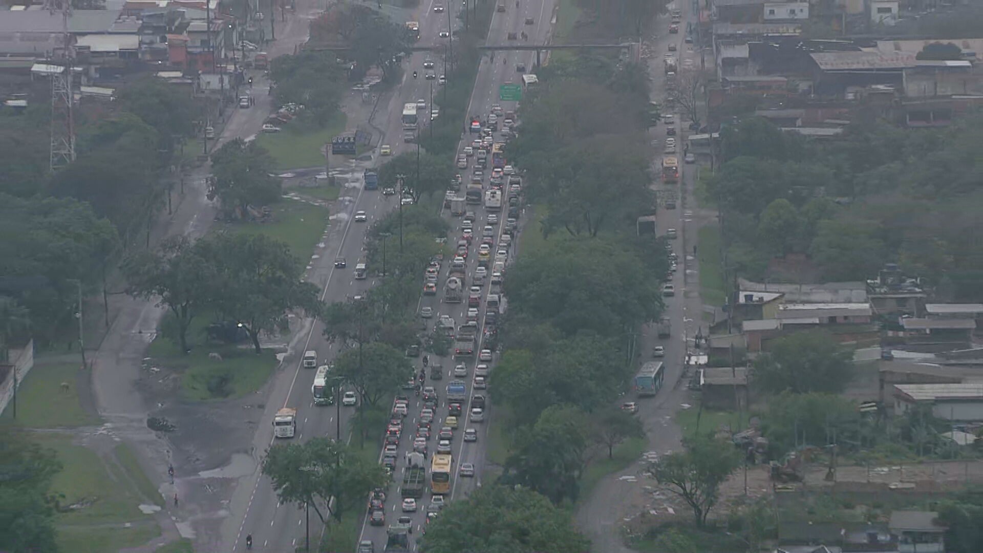 Carro capota e congestiona o trânsito na Avenida Brasil, na altura da Vila Kennedy