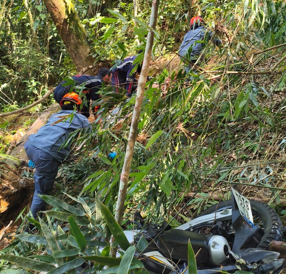 Mulher de 35 anos morre ao cair em ribanceira da rodovia Oswaldo Cruz após acidente de moto