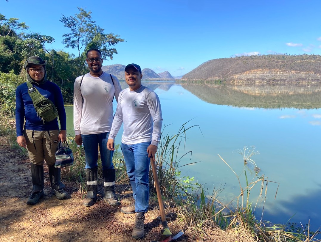 Grupo de pesquisadores em trabalho de campo no Rio Doce. — Foto: Arquivo pessoal