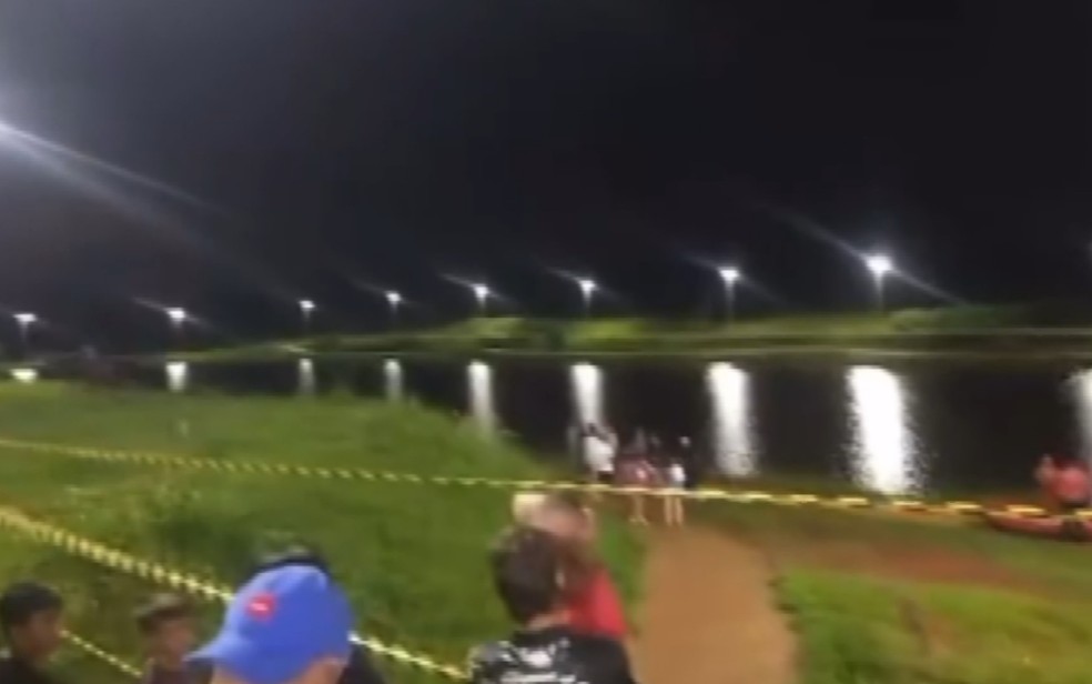 Buscas por irmãos gêmeos começaram na noite de domingo (2), em lago em Viradouro, SP — Foto: Redes sociais