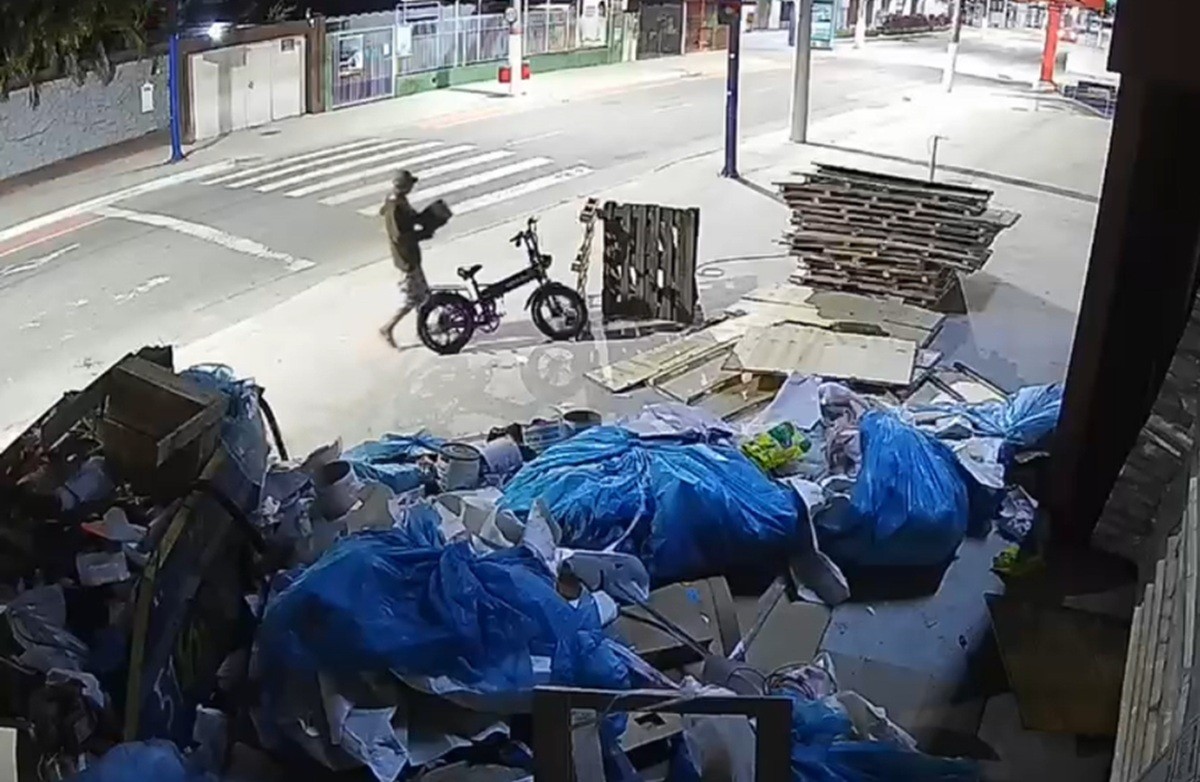 Homem invade loja e furta bicicleta elétrica e notebooks em Maricá
