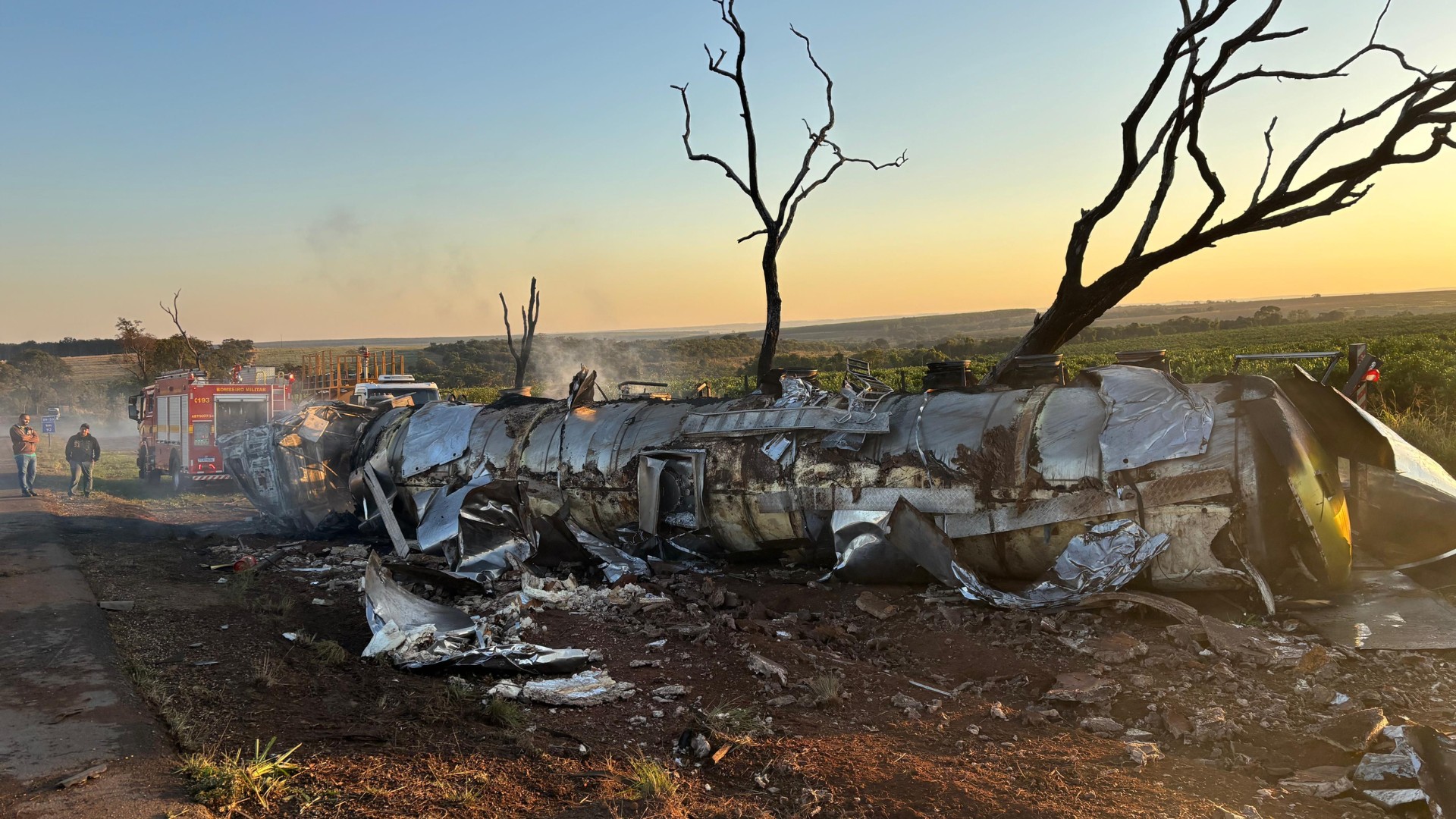 Motorista morre carbonizado após carreta carregada com óleo vegetal tombar na BR-153 em MG  