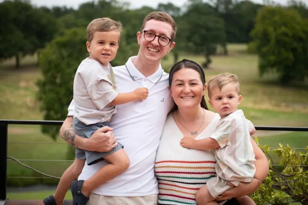 Alex e sua esposa inicialmente planejaram ter quatro filhos, mas, após cuidadosa reflexão, optaram por ter apenas dois. — Foto: Alex West via BBC