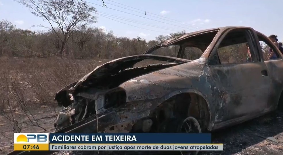 Carro envolvido no atropelamento foi encontrado incendiado e abandonado na beira da estrada — Foto: TV Paraíba/Reprodução
