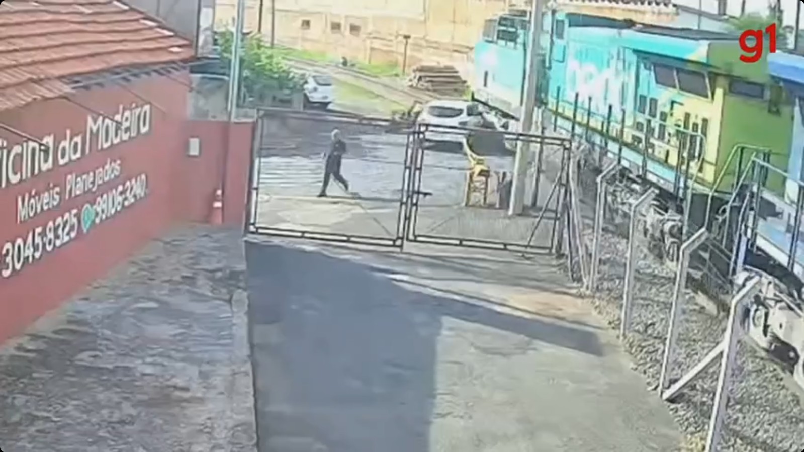 VÍDEO: três ficam feridas após trem atingir carro e moto em Catanduva