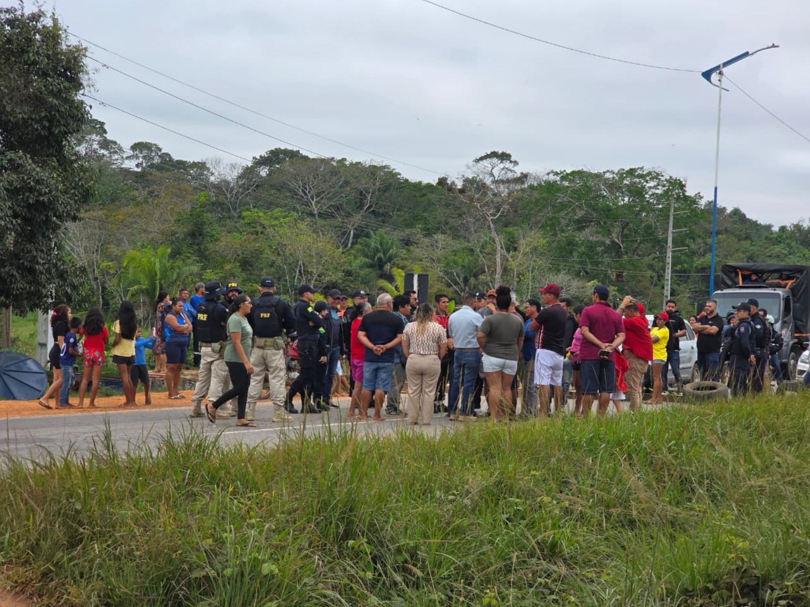 Rodovia é bloqueada durante protesto por falta d'água em Rio Branco; trecho é liberado após negociação