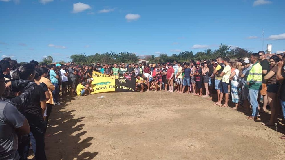 Atletas, amigos e familiares se reuniram para dar o último adeus a Luan Rodrigues, jogador amador conhecido na região de Crateús, no Ceará — Foto: Tony Sales/Arquivo pessoal