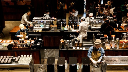 Crise e concorrência mais barata fazem Starbucks reduzir os preços na China - País é o segundo maior mercado da rede de cafeterias, atrás apenas dos EUA. Os consumidores chineses, no entanto, têm sido mais cautelosos em relação aos gastos, devido à desaceleração da economia e a preocupações com a estabilidade no emprego.